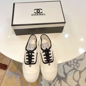Chanel-vintage 超火爆帆布鞋 香奈兒靈魂創意潮流融入80年代老北京布鞋主體 煥然天成的潮流爆點立現 無法抵禦的各種網紅元素 搭配任何服飾都是那麼秀氣時尚 巨好搭！巨舒服！巨好看！當年的潮流頂尖絕品 如今一
