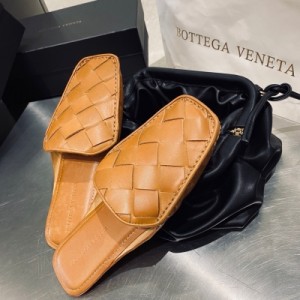 Bottega Veneta BV春夏新款平底後拖豆豆鞋 家常游走於米蘭街頭尋求創意靈感，其打造的 2020春夏秋系列即是致敬氣質優雅，風情萬千的義大利女性。非常有質感的一款鞋，方形鞋頭設計特別顯 一雙復古平底後拖豆豆
