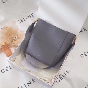 原單專櫃品質 Celine-seau sangle 小號尺寸：17.5X24.5X12CM 進口顆粒小牛皮 巧妙搭配今年寬肩帶流行元素 簡易百搭