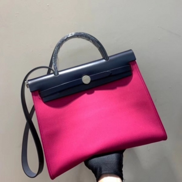 愛馬仕Hermes Herbag 31cm有兩種，一種是雙肩背包（叫Herbag A Do，已經停產），一種是單肩背包（常年處於被搶購的狀態）。一般是牛皮+帆布的材質，顏色都比較的亮麗，有手柄有肩帶，非常實用。31cm