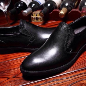 【Prada】普拉達經典時尚一族 商務 休閑皮鞋 采用頭層牛皮 鞋面飽滿亮澤 以主打深沉的黑色和明亮的咖色 傳承經典之色 專櫃品質保證    G2085