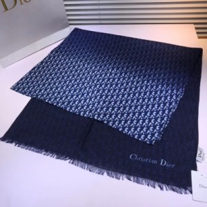 Dior迪奧圍巾 透進骨子裏的高級Dior優雅風 滿滿的D經典元素！這款羊絨的設計真的非常好看，特別又非常日常 非常有質感，很強烈的詮釋奢侈品時髦的態度 非常非常有調性，有品味的一款，最好的300支羊絨面料，非常柔軟舒