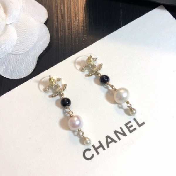 Chanel香奈兒 小香風耳釘埃及文明為靈感、運用品質上乘的花紋，優雅中帶點高級又有質感