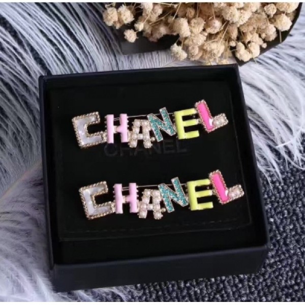 高端制定 奢華大牌Chanel香奈兒英文logo彩色超萌設計的胸針！！！絕對的百搭，絕對的氣質款