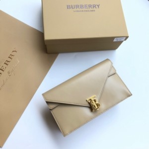 趙薇同款 Burberry巴寶莉 最新官網同步牛皮信封式手拿包到貨啦 鎖扣裝飾 Thomas Burberry 靈感專屬標識，設計借鑒 1930 年代的典藏風格。26 x 7.5 x 16cm