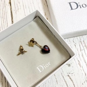 春末初夏，又到Dior迪奧炫彩的時候！Dior 18S/S新款耳釘採用慕拉諾玻璃搭配黃銅五金 復古中帶著絢麗 簡直美炸天！