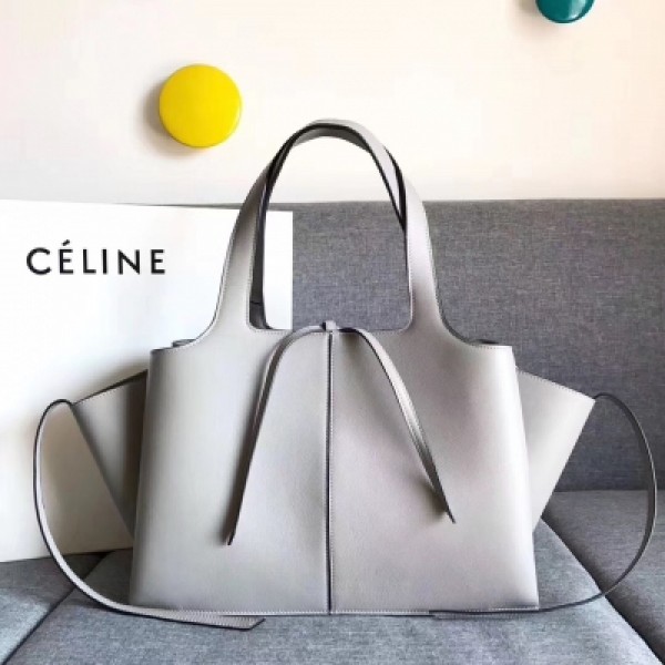 CELINE TRI-FOLD 最新烏賊包全新登場，和囧臉包相似的標誌性倒T型設計、原單級別，內外全皮！小尺寸：32-12-23cm / 大尺寸：37-11-26cm 型號：7766.7767 平紋淺王拼羊猄