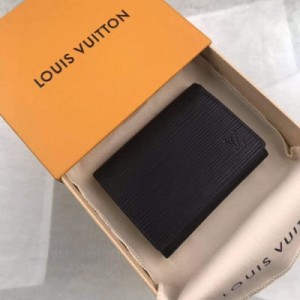 LV LOUIS VUITTON路易威登 M62292 特別介紹 海外特供（專櫃貨） 此款由柔軟Epi皮革面料製成的名片夾尺寸嬌小，可輕鬆放入大多數口袋之中，採用摁扣開合設計，確保名片與信用卡的存放安全，是理想的商務配飾
