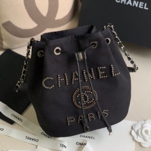 Chanel香奈兒 2020桶包新款珍珠沙灘包 這個系列兩個顏色 黑色 跟米白色 跟老款不同的是珍珠裝飾logo更加高端大氣 美爆了