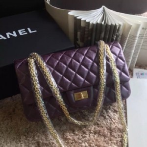 Chanel頂級原單珠光大象紋皮紫色28cm出貨啦，金銀鏈都有哦專櫃最新顏色鏈條採用手工焊接技術、皮質非常柔軟舒服整個包可以隨意擠壓不變形細節決定品質，支持與正品對比