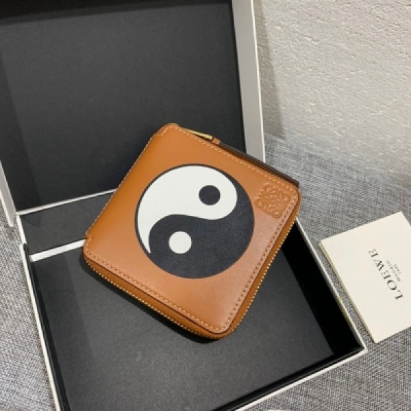 Loewe羅意威 Paula cookie charm yin yang系列拉鍊短夾出貨，選用多色小牛皮採用鑲嵌工藝製作，內有零錢隔層及卡位元，其精緻的圖案設計，時尚、大方。款號3698，尺寸11*10.5*2.5