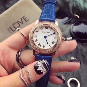 Cartier【卡地亞】年度爆美女士新款腕表！ 316L精鋼錶殼，錶殼螺旋式鑲嵌施華洛世奇水晶鑽石，瑞士石英機芯，藍寶石水晶鏡面，搭配該品牌標誌性的表面設計，讓人們眼前一亮！義大利小牛皮錶帶，原裝針式表扣，尺寸：36m