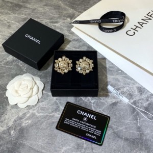 Chanel香奈兒 新款耳釘 採用琉璃珍珠與施華洛水晶點綴，水晶造型多樣！靈動吸睛、造型別致、金屬感與氣質感的組合炫酷中帶點小優雅，超顯氣質！