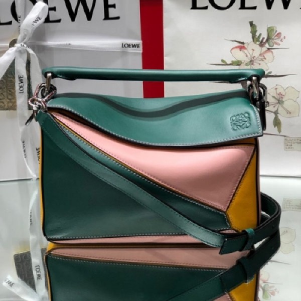 Loewe羅意威 新圖首發 Loewe Puzzle 常青綠拼 小號～2020版專櫃同步最新做法 尺寸2414-11CM（此色專櫃單一尺寸）大容量，日常，手機 ，充電寶，錢夾，粉餅，唇膏，雨傘，手杯等統統輕鬆收納分！