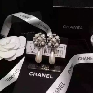 Chanel......專櫃新款耳環. 五珠四方鑽吊水滴珠耳環....最高版本...完美品質!