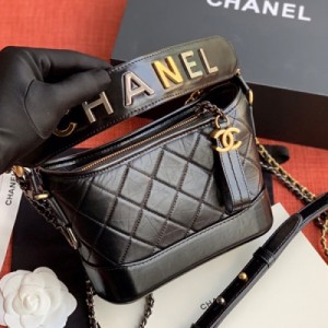 Chanel香奈兒 2019新款 流浪包每個女生大概都有一隻 這款包既百塔又時尚…一年四季都不會過時 今年這款配手挽 又是爆款 小巧又精緻 大logo的設計太好看了 尺寸：20cm