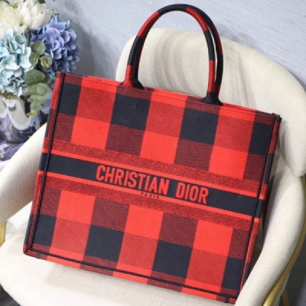 Dior迪奧 全新升級 Dior Book Tote 格子系列 多數人消費奢侈品牌首先想到的是買實用型的經典款 但其實像D這種合作藝術TOTE 應該作為重點收藏復古風滿滿 背上它你就是時髦精本精 它真的特能裝 超寬敞的內