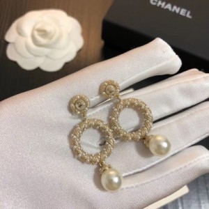 Chanel香奈兒 新款新品耳釘 正品黃銅底材搭配各種日常和約會造型，隨性又經典 美美小仙女推薦自留