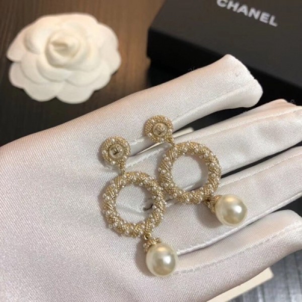 Chanel香奈兒 新款新品耳釘 正品黃銅底材搭配各種日常和約會造型，隨性又經典 美美小仙女推薦自留