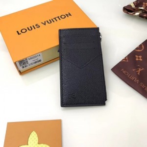 LV路易威登 頂級原單 M64038黑花 Louis Vuitton 這款零錢卡片包以Damier Graphite帆布製作，最適合用以裝載現金和信用卡。設計纖薄，設有信用卡夾層、拉鍊零錢格及紙幣隔層，黑色皮革襯裡與黑灰