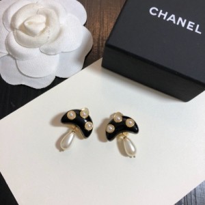 Chanel香奈兒 耳夾新一季設計師把時尚相結合 帶來洛麗塔少女般的感覺 運用施華洛水晶上演一場“低調的華麗” 則起到畫龍點睛的效果 絕對錦上添花