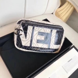 Chanel香奈兒專櫃最新字母款帆布錢包 採用質感柔軟帆布融合經典元素，做工無可挑剔，剛剛好滿足你的一切。尺寸18cm