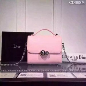 迪奧Dior.Tribale系列爆款小包出貨夏天最適合的小包Miss Dior鏈條肩包，  進口牛皮精緻的款式，個性的圓珠扣肯定是你的最愛尺寸：16*14*5 款號：CD688、黑色、粉色、白色、紅色