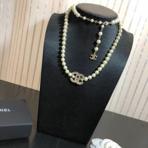 Chanel香奈兒 新款項鍊恰到好處的設計質感盡情展現。無論大方得體的正裝，還是簡約幹練的休閒服，頸間光彩都能使人魅力爆燈。