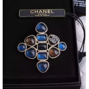 【專櫃款】大牌Chanel香奈兒菱形設計復古風琉璃石胸針胸花 【材質】優質合金 人造琉璃石