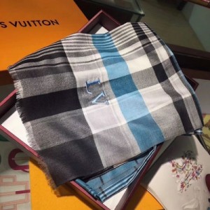 LV LOUIS VUITTON路易威登圍巾 既隨性又高級，非常休閒的一種優雅 LV這款實物真的太美了，這兩個色都不是簡單的顏色，羊絨紗線交織呈現出一種類似磨砂過後的效果，所以玫紅和藍色都是傳統意義上單一的色度。實物仔