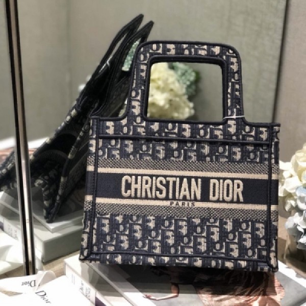 Dior迪奧 Mini Book Tote 復古又時髦的凹造型單品 精湛的刺繡工藝完美呈現 隨手一搭就能給搭配帶來亮點～ mini號太闊愛了！ 小小的包型裝點零碎的小東西也很方便呐～ 誰用誰時髦 稀飯高顏值的小仙女必入噢