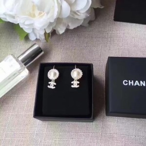 Chanel迷你水鑽珍珠金色吊墜耳釘款 ，仙女下凡的感覺 ，專櫃黃銅施華洛珍珠 水晶。    人手必備一款。