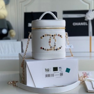 CHANEL香奈兒 晶片白金版 正品級 包裝如圖 Chanel Vanity charm case 水桶包 化妝包 這款的前身是中古化妝包19年來了個大變身 logo自帶19年標誌性五金 讓它有了時代的標記 容量能滿足日常