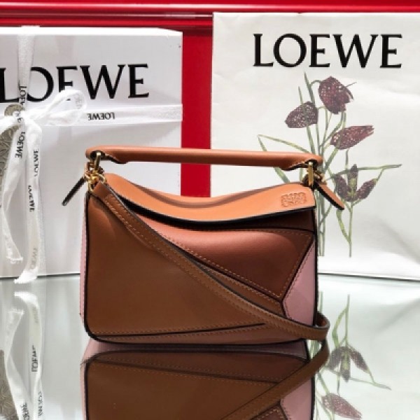 LOEWE羅意威 專櫃最新獨家現貨新圖 LOEWE 棕色拼色 MINI PUZZLE 為了Mini拼色的到來徹底嗨翻的美眉請舉手 簡直夢寐以求 謝謝設計師如此貼心啊～聖誕的包就這樣秒入了啊 迷你尺寸：18*12.5*8