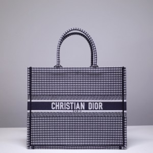 Christian Dior迪奧 千鳥格新顏色2019 book tote 時髦又實用的book tote超級美顫顫又溫油用精湛的刺繡工藝完美呈現，復古濃厚的藝術氣息，整體大膽又時髦。而且包包除了手拎還能上肩 能裝很多，