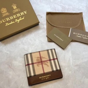 巴寶莉Burberry Haymarket 格紋皮革雙折式錢夾，紙幣隔層適合收納全球幣種，是日常必備單品。11 x 9.5cm