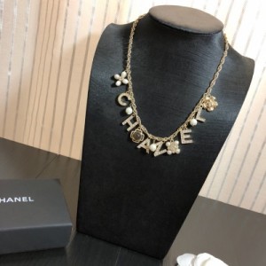Chanel香奈兒 新款項鏈恰到好處的設計質感盡情展現。無論大方得體的正裝，還是簡約幹練的休閒服，頸間光彩都能使人魅力爆燈