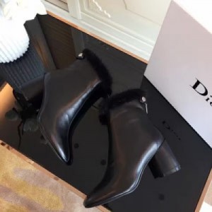 冬款絨裡保暖系---Dior專櫃最新款，羊皮短靴款，內裡是絨面，保暖簡單大方得體，7.5cm跟高，圓柱體粗跟，獨具特色的亮點防滑耐磨橡膠底，碼數：35-39