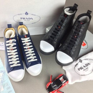 【普拉達】Prada 燙手新品經典高幫休閑鞋上架拉緊隨時尚潮流，秉承高度原創性理念外形簡約自然，沒有太多修飾，是百搭的專業裝備。面料采用進口牛皮 內裡是舒適豬皮裡 再加飽滿厚實的橡膠鞋底，上腳就是舒服呀 黑色和藍色 標