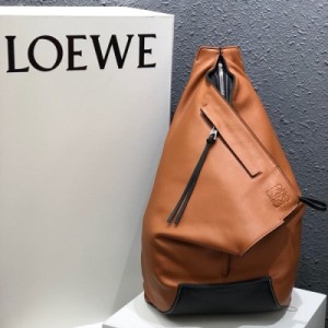 Loewe羅意威特色ANTON BAG 男女通用！尺寸:25x19x47cm.此次Loewe打破傳統背包 的普通設計，以特殊的形狀剪裁，時尚單肩設計了一款柔軟輪廓，手感細膩，方便通勤實用好背包。 多種背法。喜歡安全可以斜