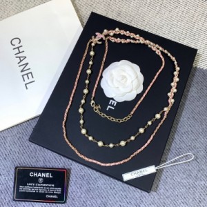Chanel香奈兒 新款長鏈 採用粉色編織皮和黃銅打造，綴以琉璃珍珠，高貴不失典雅，無論搭配什麼衣服都是十分的好看，時尚感超強的一款長鏈，上身立顯氣質！