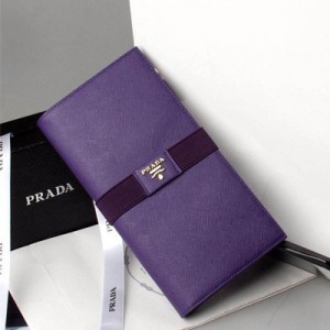 Prada普拉達新款 對折拉鏈多卡位皮夾 松緊帶固定款女士手拿包 1M1302紫色