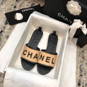 Chanel香奈兒 2019最新時尚字母拖鞋 營造性感神秘氣息，萬能百搭神器,簡單又不失特色，任何場合都可以駕馭，舒適度極高！材質：進口小羊皮面 羊皮內裡～真皮大底，尺碼35-39（40可定制）