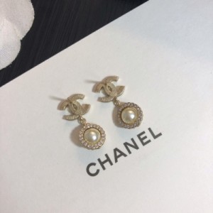 Chanel香奈兒 小香風耳釘恰到好處的設計質感盡情展現。無論大方得體的正裝，還是簡約幹練的休閒服，頸間光彩都能使人魅力爆