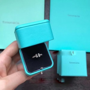 Tiffany & Co.蒂芙尼 雙T帶鑽戒指 簡約雙T經典款，絕對的自留款，手工鑲嵌12顆鑽，共有3個顏色，每個色非常吸引人，細節處理到位，刻字清晰與正品對比是一致的，戒指本身的大小，粗細都經過嚴格把關才出貨，完美的品