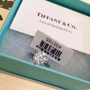 Tiffany& Co. Tiffany Setting蒂芙尼六爪鑲嵌訂婚鑽戒 ，生動詮釋了奧黛麗赫本(Audrey Hepburn) 在蒂芙尼150華誕之際給品牌致信中所注評價 ：“經典永恆”。六爪戒托最大限度展現