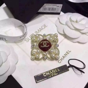 Chanel........專櫃正品代購 鏤空四珠花中間琺瑯扭紋logo胸針……專櫃一比一完美品質!