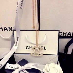 創始人Coco Chanel（原名：Gabrielle Bonheur Chanel ；中文名：加布裡埃·可哥·香奈兒）于1910年在法國巴黎創立香奈兒品牌！經典奧鑽大吊墜！
