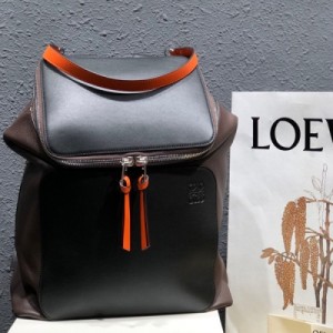 LOEWE羅意威 黑色配橙色 LOEWE專櫃最新色 Goya backpack 雙肩包 LOEWE專櫃最新版本，與舊版做法不同，新版拉頭有了皮結，側圍有拉鏈袋，後幅是上下兩塊皮拼接的。 此款包身採用拼色系小牛皮，皮質厚實