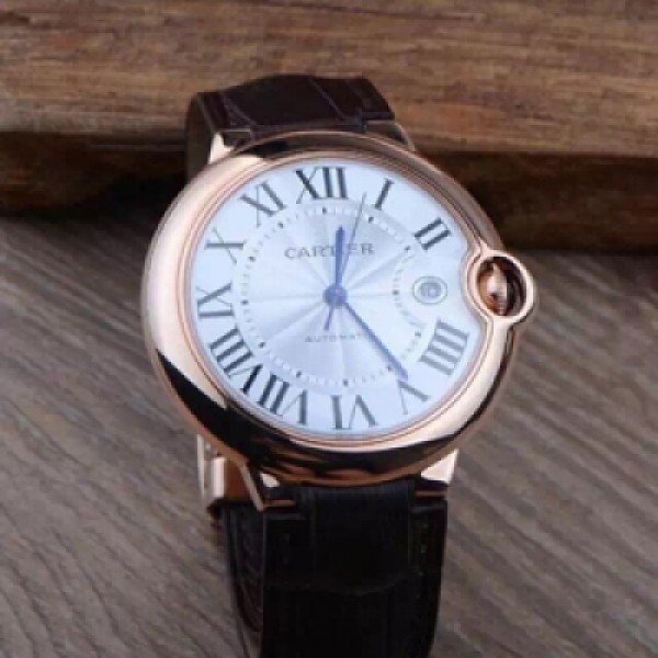 卡地亞藍氣球大號皮帶款，42mm表徑，帶日曆顯示，全錶殼PVD鍍18K真玫瑰金，顏色純正，與正品色澤一致。超薄錶殼，拱形藍寶石表面。金色更顯尊貴。亦有全銀錶殼可選擇。